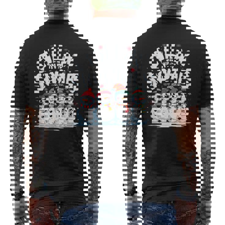 Chilling With Mynowmies 冬の雪だるまファミリーデザイン メンズTシャツ バックプリント