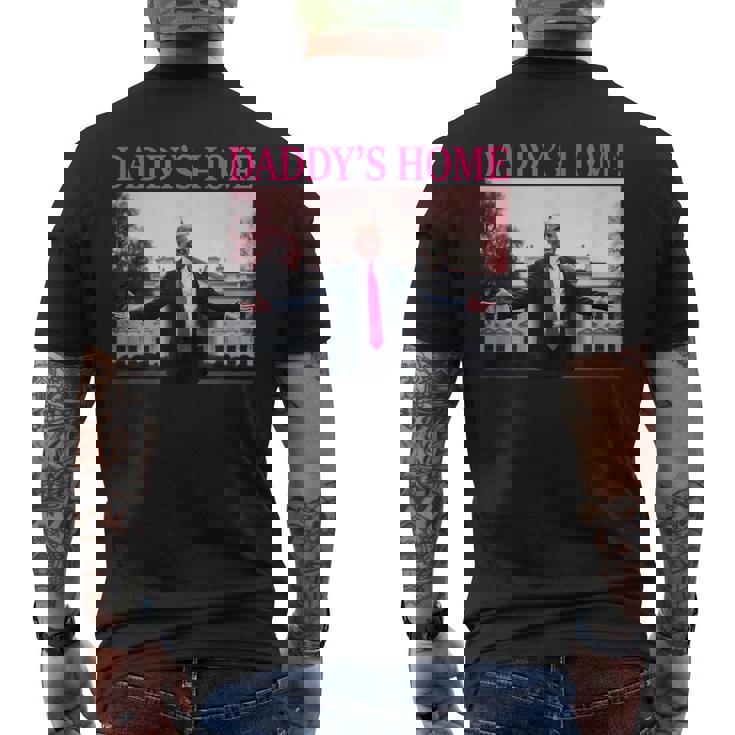 Daddy's Home President Donald Trump 2024 Pink Trump メンズTシャツ バックプリント