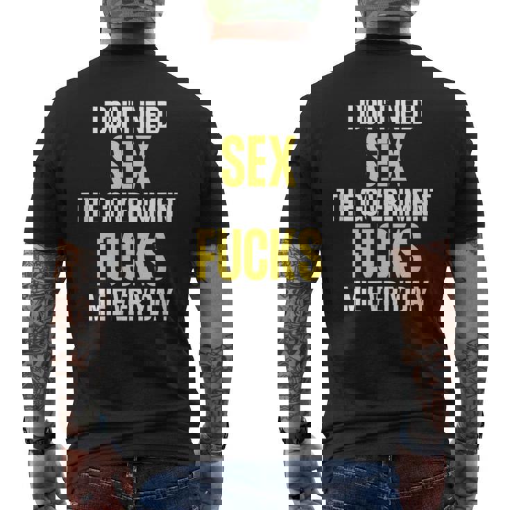 I Don't Needegs The Government F's Me Daily メンズTシャツ バックプリント