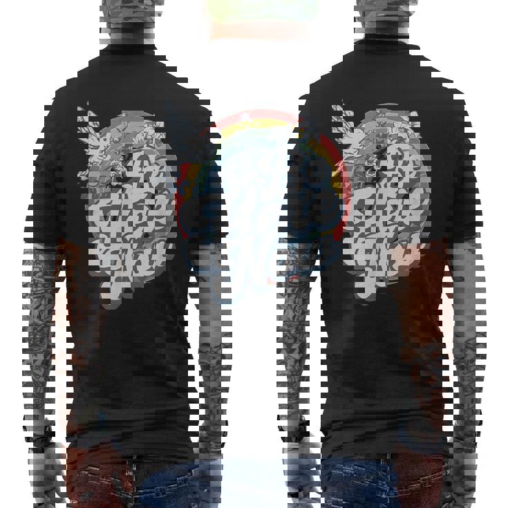 Be Here Now レトロ ヴィンテージ スピリチュアル マインドフルネス メンズTシャツ バックプリント