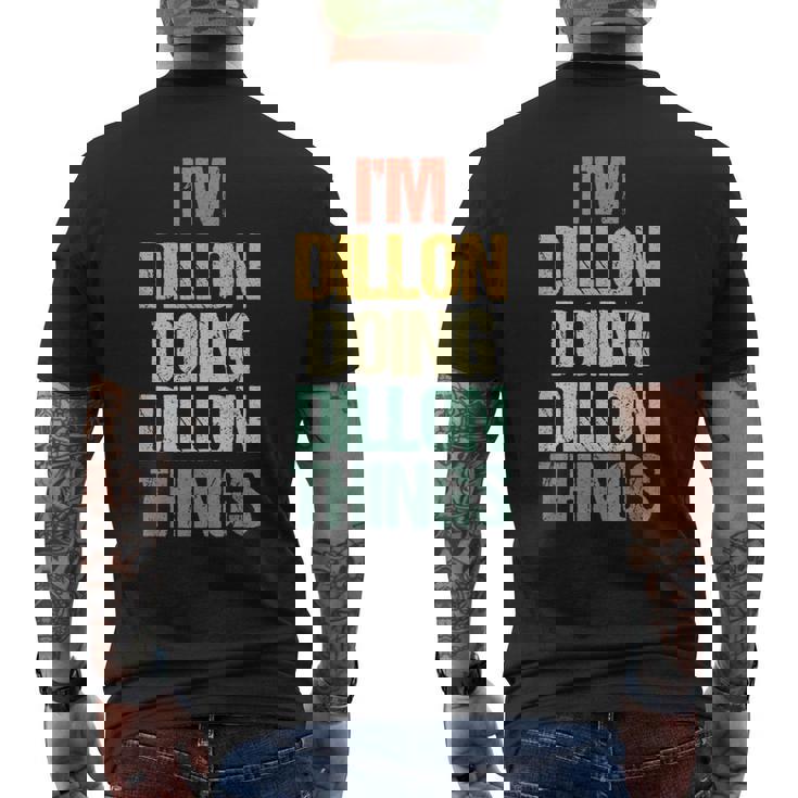 I'm Dillon Doing Dillon Things – 楽しい言葉でクールな名前ディロン メンズTシャツ バックプリント