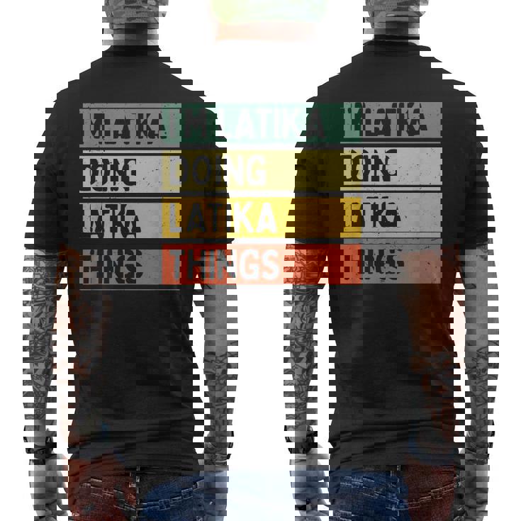 I'm Latika Doing Latika Things 面白い名言 メンズTシャツ バックプリント