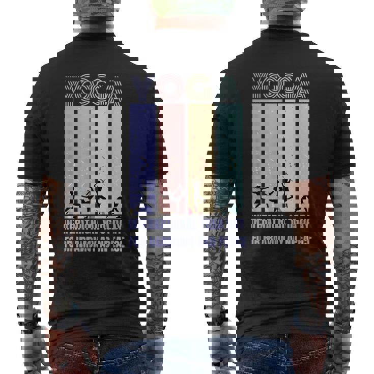 International Yoga Day For Harmony And Peace メンズTシャツ バックプリント