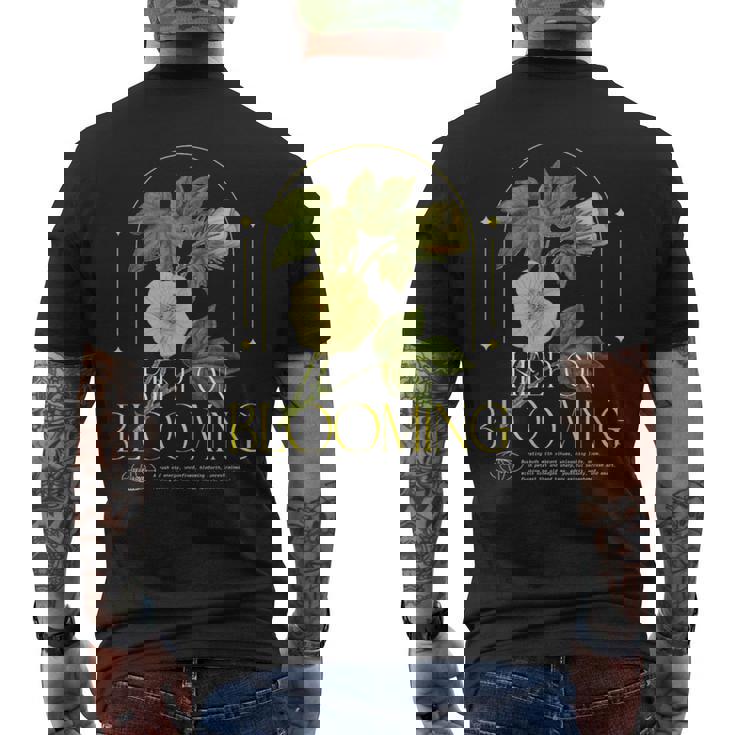 Keep On Blooming花のプリント付き メンズTシャツ バックプリント