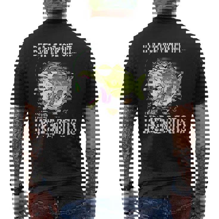 Largemouth Hunter 面白いビッグバス釣りユーモア メンズTシャツ バックプリント