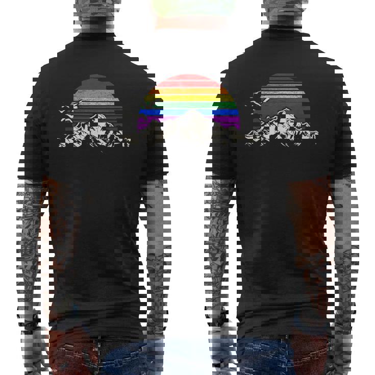 Lgbtq レインボー 山 サンセット ヴィンテージ メンズTシャツ バックプリント