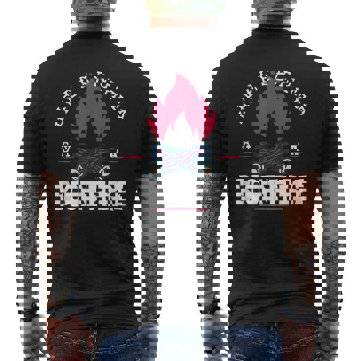 Life Is Better By The Bonfire キャンプファイヤー キャンプ アウトドア ハイカー メンズTシャツ バックプリント