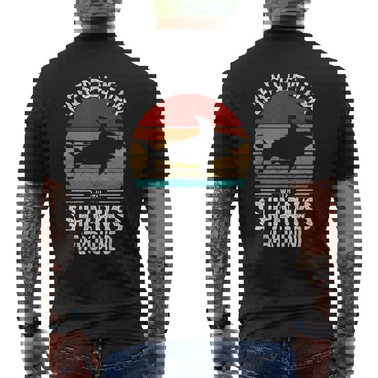 Life Is Better Withharks Around レトロ シャーク メンズTシャツ バックプリント