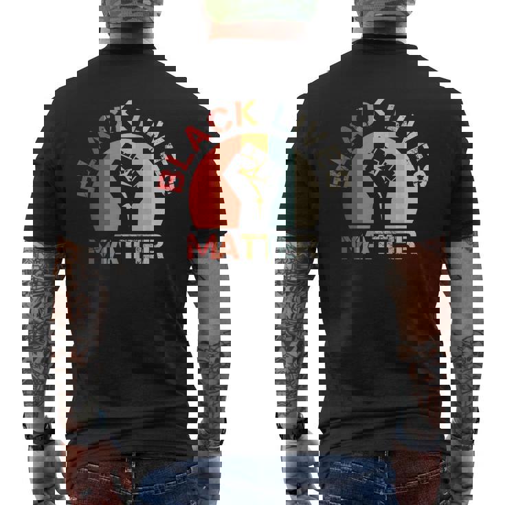 Lives Matter Raised Fist Retrointage No Racism メンズTシャツ バックプリント