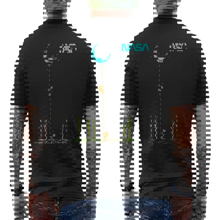 Nasaの宇宙飛行士がロープを登ってムーンワームのロゴを目指す メンズTシャツ バックプリント