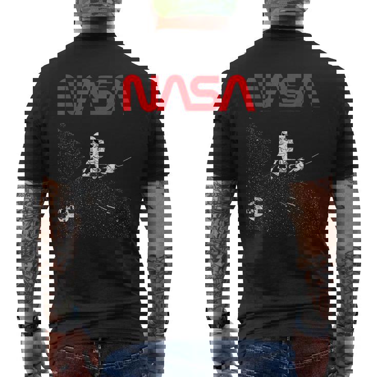 Nasaの宇宙飛行士の掃除機の星のワームのロゴが面白い メンズTシャツ バックプリント