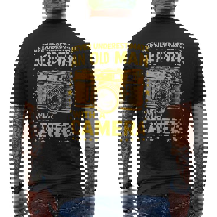Never Underestimate An Old Man With A Camera レトロ ヴィンテージ メンズTシャツ バックプリント