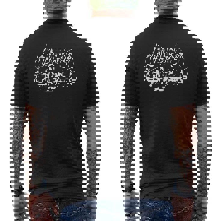 On This Earth アラビア語引用 カリグラフィー メンズTシャツ バックプリント