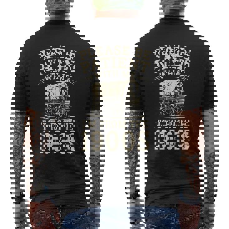Please Be Patient With Me I'm From The 1900S ユーモア メンズTシャツ バックプリント
