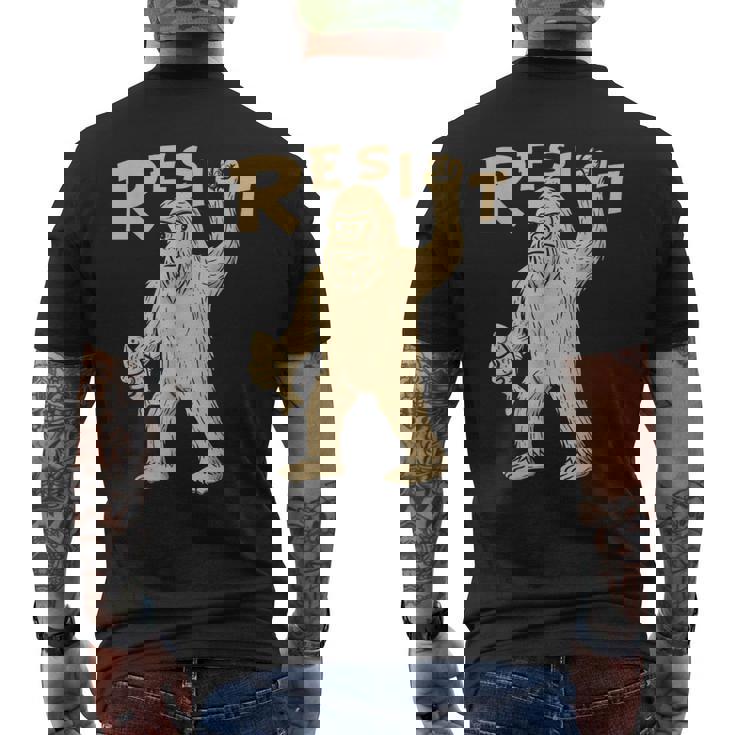 Resist サスカッチティー—面白いクリプティッド抗議 メンズTシャツ バックプリント