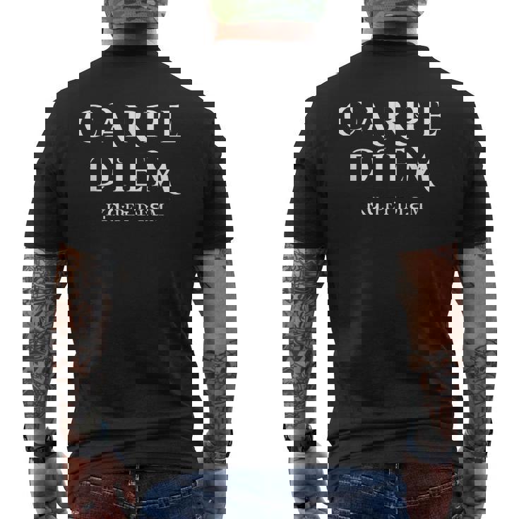 Seize The Day Carpe Diem インスピレーションラテン語 メンズTシャツ バックプリント