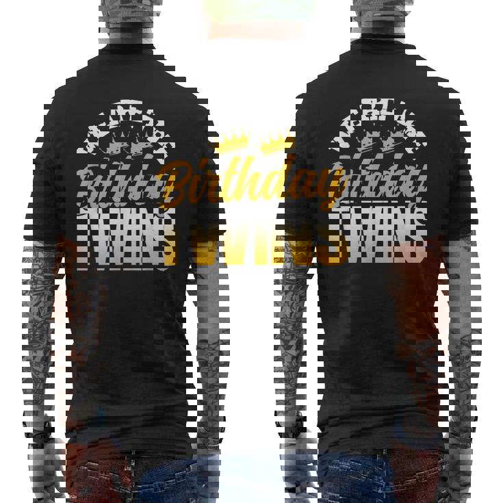 Somos Los Gemelos Del Cumpleaños Celebre Bonito Gemelos Camiseta Hombre Estampado Espalda