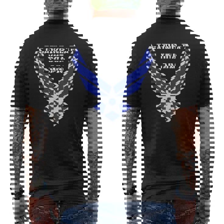 Stationed At Yokota Japan 日本 キャンプ 横田 よこた での任務のツアー メンズTシャツ バックプリント