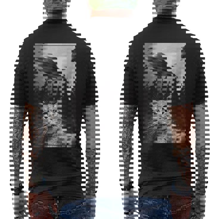 Ufo と面白い猫のセルフィー メンズTシャツ バックプリント