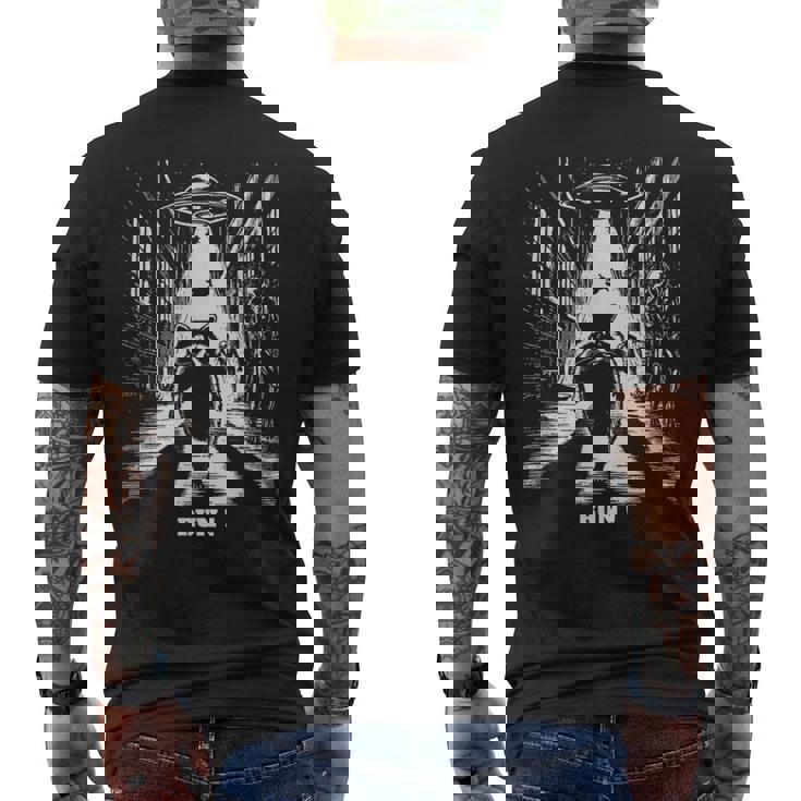 Ufoから逃げるアライグマ、Sfユーモア、エイリアンに追われる メンズTシャツ バックプリント