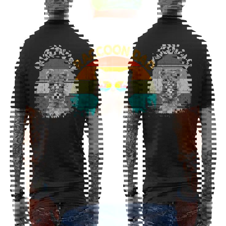 Vintage Retro Wild Animalummerunglass Common Raccoon Dad メンズTシャツ バックプリント