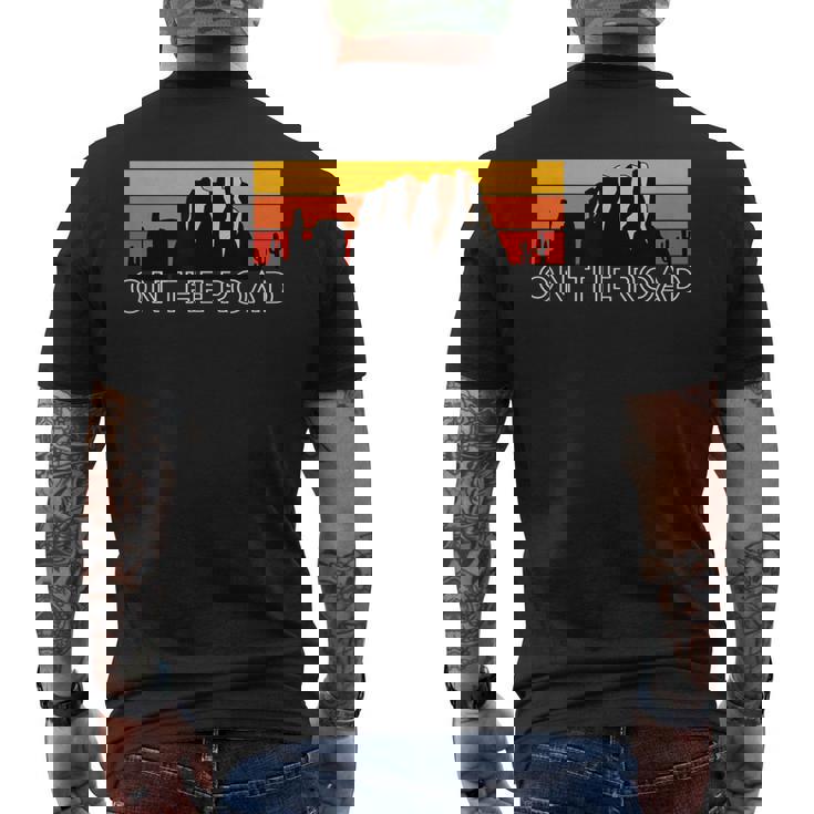 Wanderlust Canyon & Mountains On The Road メンズTシャツ バックプリント