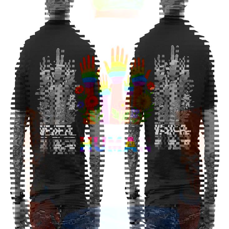 We Are All Human レインボー Lgbt Lgbtq トランスジェンダー ハンドフラワー メンズTシャツ バックプリント