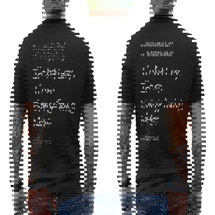 ”私は怠けているのではなく、省エネモードなんです。英訳）ユニークなメッセージ メンズTシャツ バックプリント