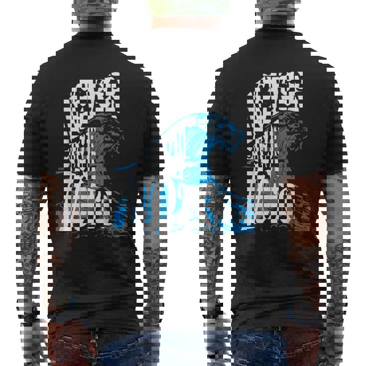 【ネバーギブアップ能登】石川県能登 決してあきらめない 復興 メンズTシャツ バックプリント