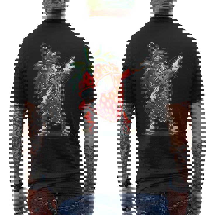 いちごを軽くたたくダンスいちごの果実を軽くたたく メンズTシャツ バックプリント