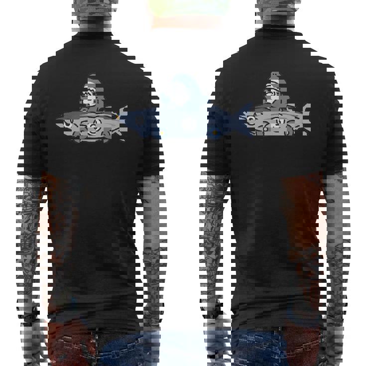 おさかなのくるまを運転するサメ メンズTシャツ バックプリント