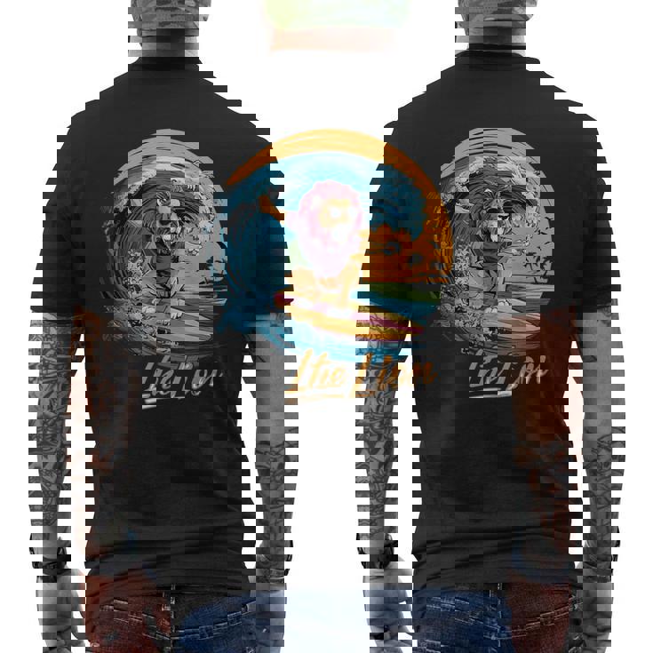 おもしろい ライオン サーフィン ライオン スポーツ サーファー 動物 恋人 夏 メンズTシャツ バックプリント