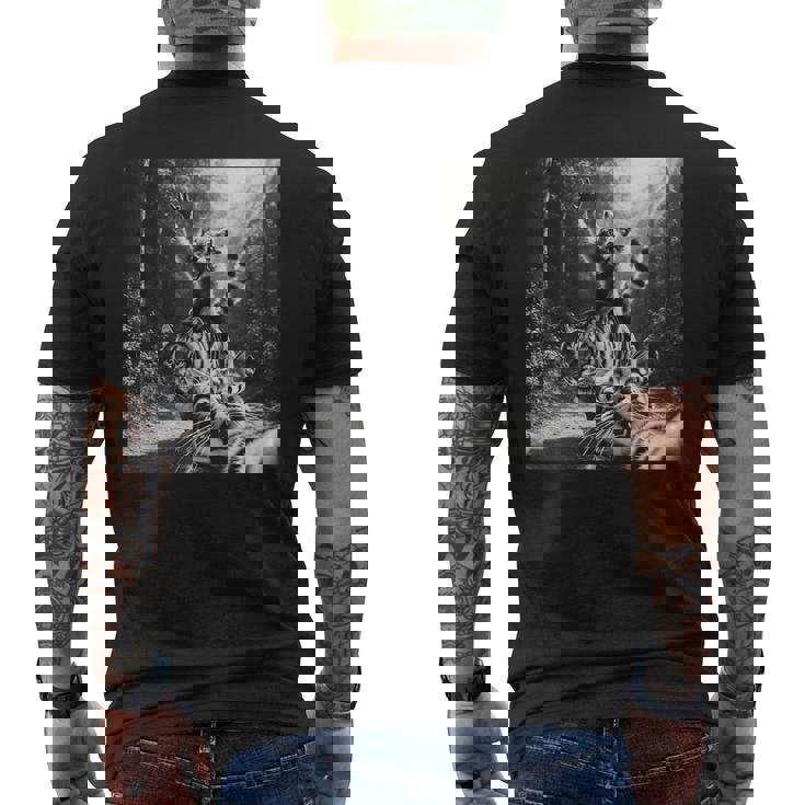 おもしろいアライグマ乗馬トラ驚いた怖い猫の自撮り。 メンズTシャツ バックプリント