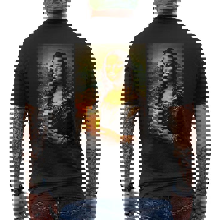 おもしろビールモナリザ絵画アートママパパ。 メンズTシャツ バックプリント