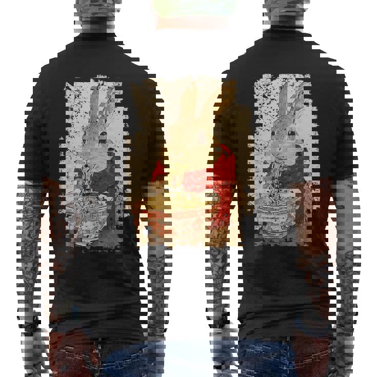 かわいいウサギが麺をすする メンズTシャツ バックプリント