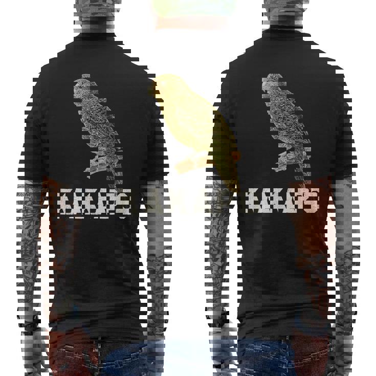 かわいいカカポの鳥が木に座っている メンズTシャツ バックプリント