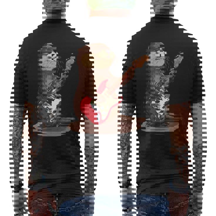 かわいいカワウソがギターを弾くコスチューム。 メンズTシャツ バックプリント