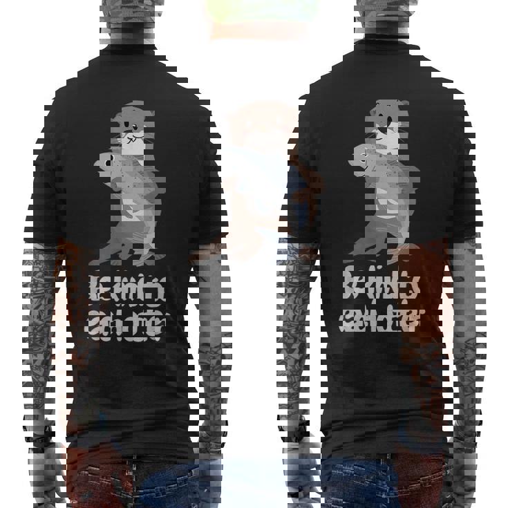 かわいいカワウソと魚と面白い言い方おかしいカワウソ メンズTシャツ バックプリント