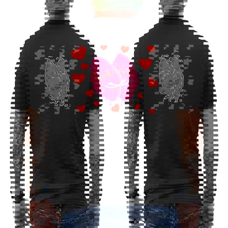 かわいいサツマイモ カップル ハグサツマイモ メンズTシャツ バックプリント