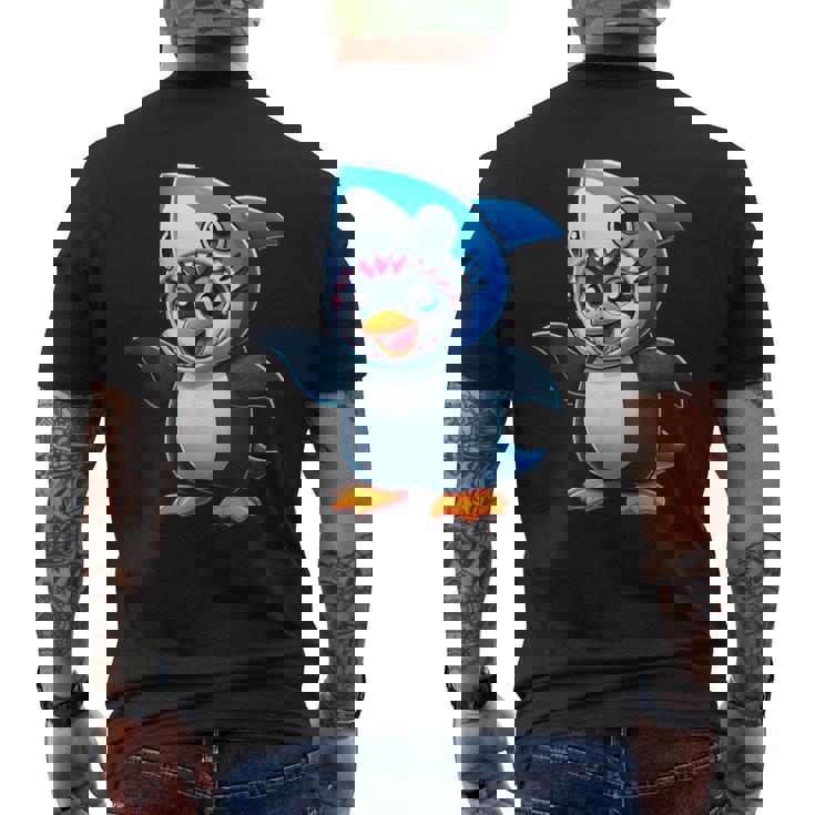 かわいいペンギンのサメのフュージョン漫画コスチューム。 メンズTシャツ バックプリント