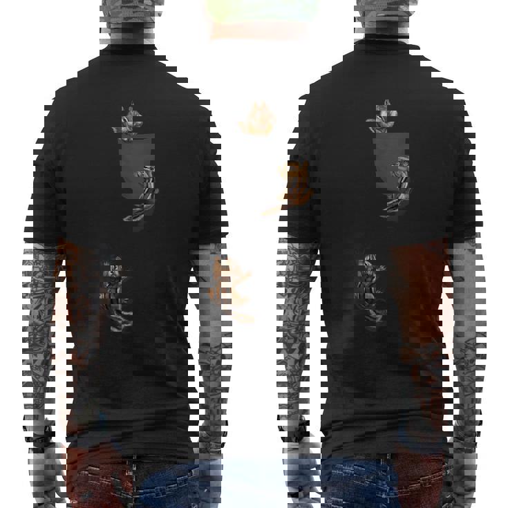 かわいいリス遊び、ポケットに登る、シマリス メンズTシャツ バックプリント