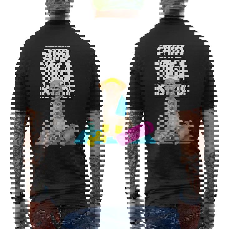 かわいい黄色いラブラドールヨガの先生が犬の子犬のためにヨガを作ります。 メンズTシャツ バックプリント