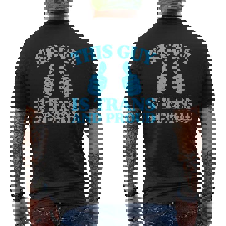 この男はトランスジェンダーで誇り高きトランスジェンダープライド二本指 メンズTシャツ バックプリント