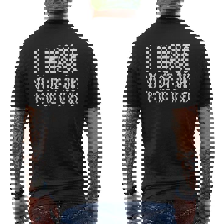 なぜベッドから出ているのか分からない メンズTシャツ バックプリント