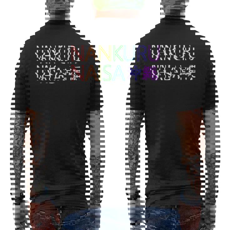 なんくるないさー。虹色レインボー。うちなんちゅ精神。沖縄のお土産 メンズTシャツ バックプリント