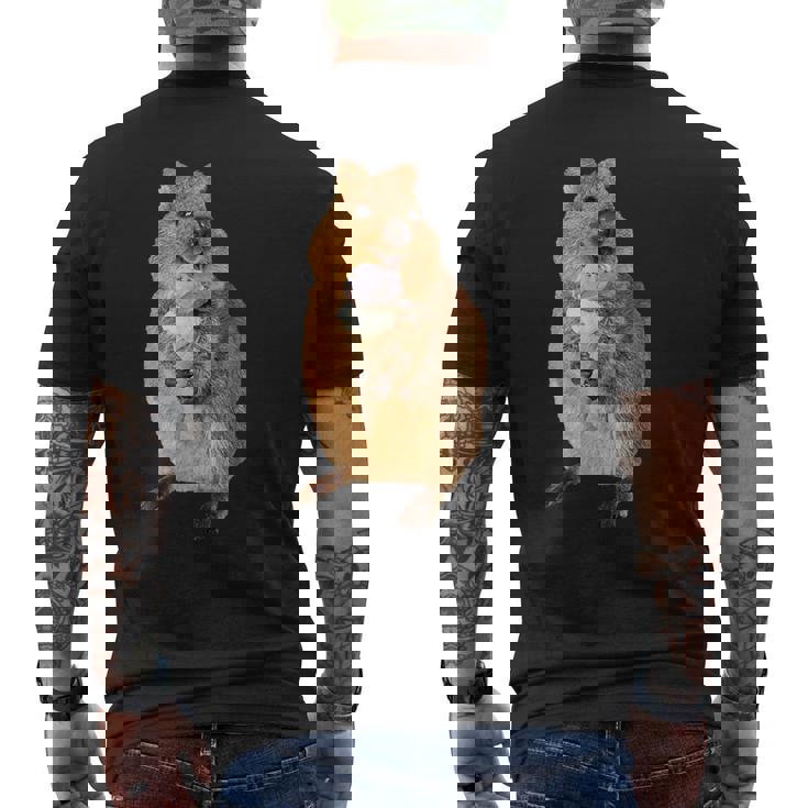 アイスクリームコーンを食べるカワイイクオッカ。 メンズTシャツ バックプリント