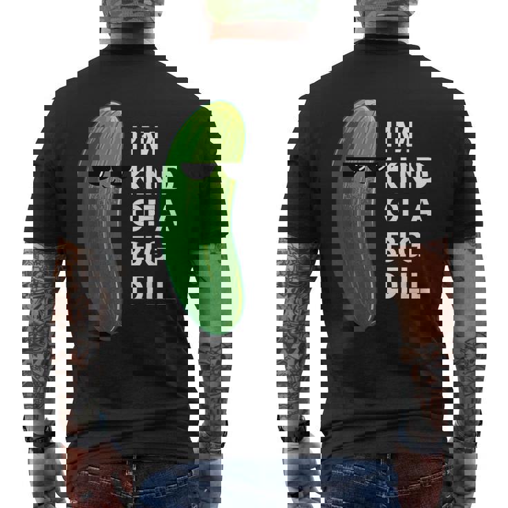 アイム・カインド・オブ・ア・ビッグ・ディルのフード・ダジャレ変なピクルス・キュウリ メンズTシャツ バックプリント