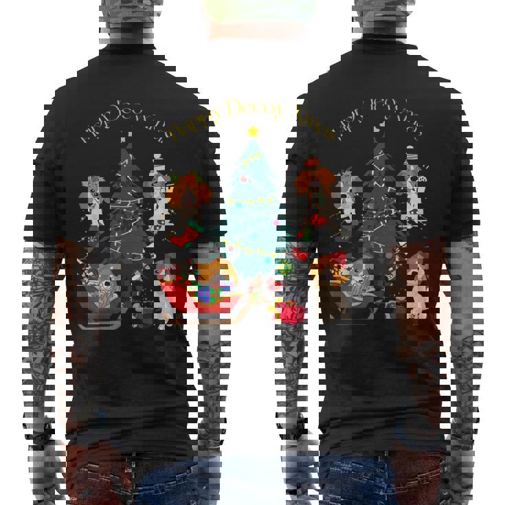 アグリー ハッピーデコピンクリスマス コーイケルホンディエ犬 ダッチデコイスパニエル犬 メンズTシャツ バックプリント