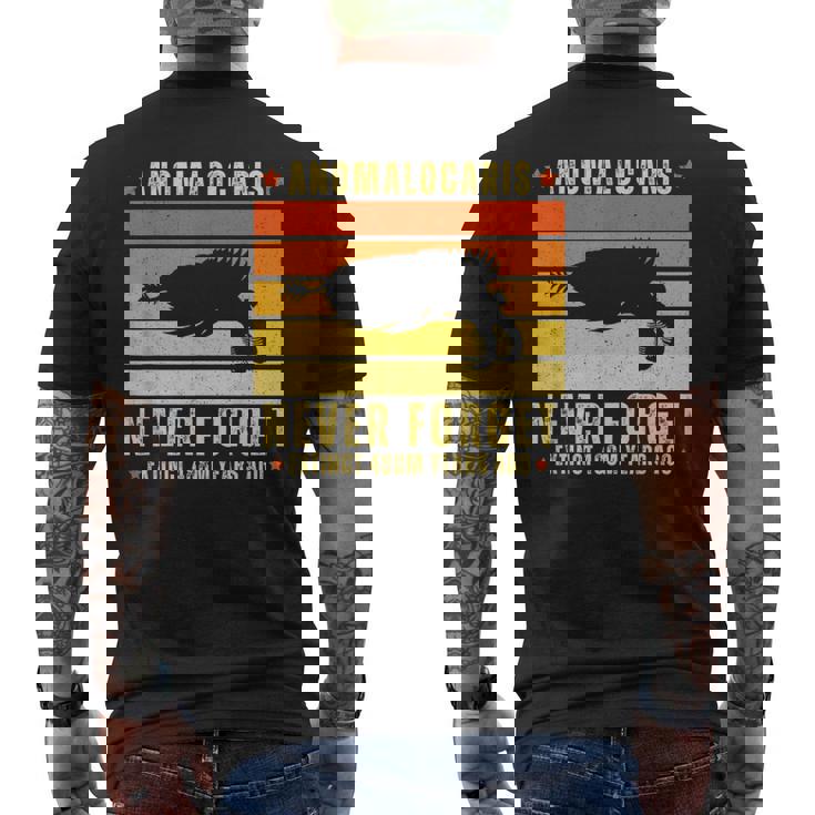 アノマロカリスは絶滅した節足動物を決して忘れない メンズTシャツ バックプリント