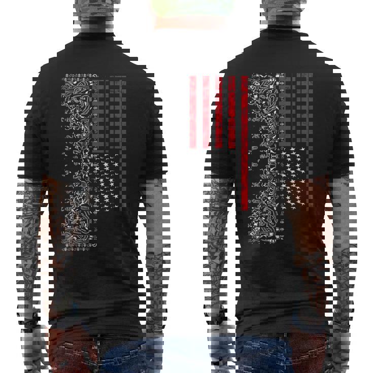 アメリカ、愛国的なアメリカ国旗、ペイズリー、バンダナプリント。 メンズTシャツ バックプリント